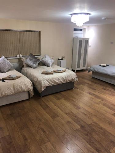 BIG ROOM rusholme WITH TV AND PRIVATE BATHROOM-parking&wifi reception