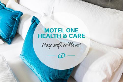 Motel One Manchester-St. Peter�s Square reception